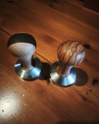 Pressino tamper per filtro caffè professionale.