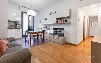 TRILOCALE RISTRUTTURATO CON BALCONE IN VIA PRAMPOL