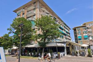 QUADRILOCALE FRONTE SPIAGGIA