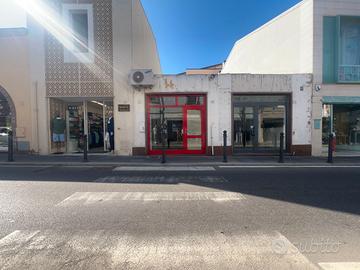 In centro città con vetrina su strada