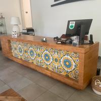 Bancone con maioliche siciliane