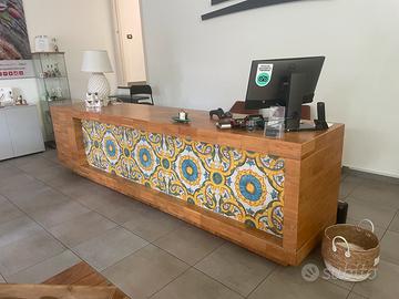 Bancone con maioliche siciliane