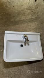 Lavandino con rubinetto