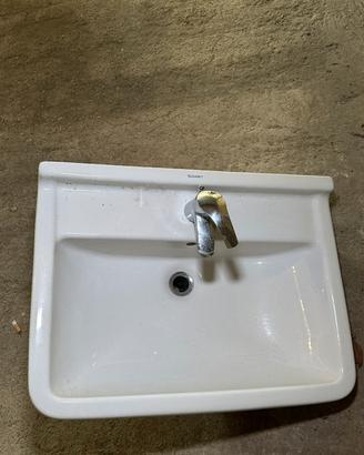Lavandino con rubinetto