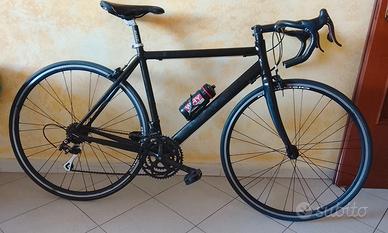 Bici da corsa in alluminio e gruppo campagnolo