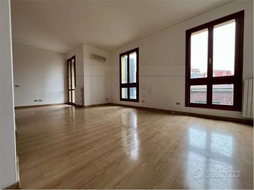 TRILOCALE NON ARREDATO IN CENTRO