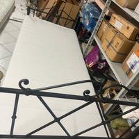 Letto in ferro battuto con doghe in legno e matera