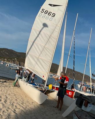 Catamarano Dart 18