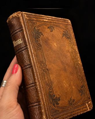 Antico messale 1923 con foglie di bosso