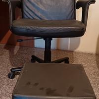 scrivania con sedia girevole 