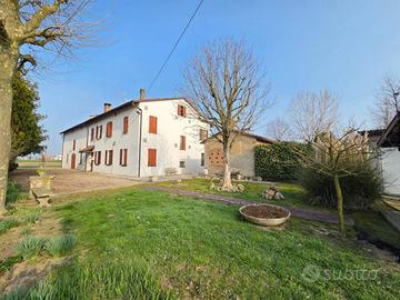 Villa di 253 m² con più di 5 locali e box auto dop
