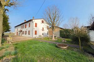 Villa di 253 m² con più di 5 locali e box auto dop