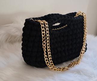 Borsa all’uncinetto con catenella