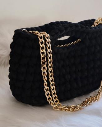 Borsa all’uncinetto con catenella
