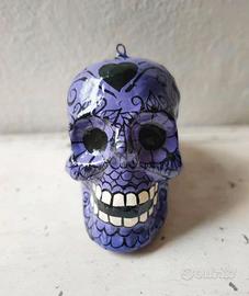 Teschio in cartapesta dipinto a mano