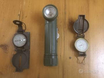 Una torcia e due bussole militari