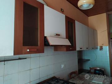 Cucina con elettrodomestici