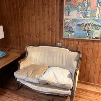 Due divani a due posti in stile con ribaltina.