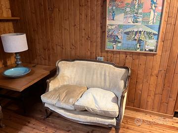 Due divani a due posti in stile con ribaltina.