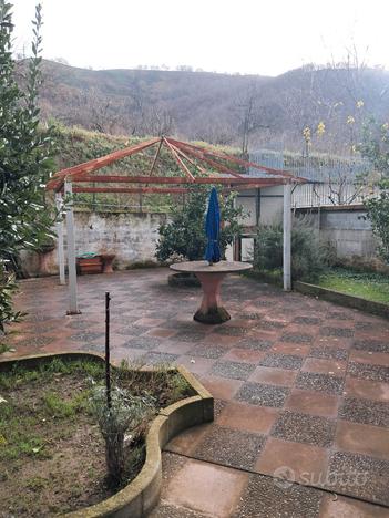 3 vani con giardino e garage