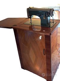Macchina da cucire vintage Necchi