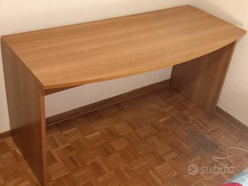  Scrivania in legno e sedia ufficio