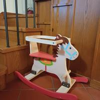 cavallo di legno a dondolo