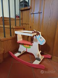 cavallo di legno a dondolo