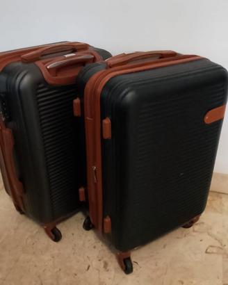 Trolley rigido 55x35x25 cm – 4 ruote – €25 cad.