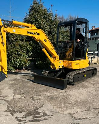 E221 - Escavatore 30 q Komatsu PC30
