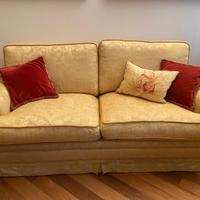 N. 2 divani + broccato copri tavolino in tinta