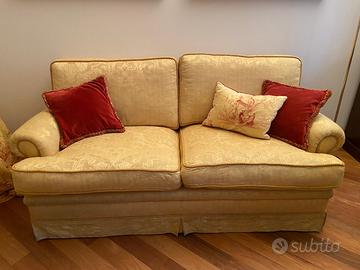 N. 2 divani + broccato copri tavolino in tinta