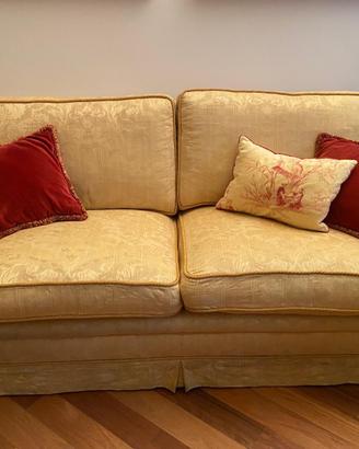 N. 2 divani + broccato copri tavolino in tinta