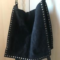 Borsa scamosciata con borchie