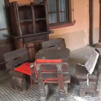 Tavolo con panche e armadio