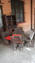 Tavolo con panche e armadio