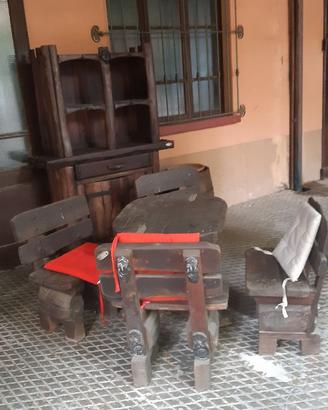 Tavolo con panche e armadio