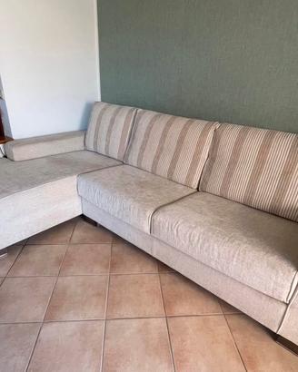 Divano angolare con letto. Manifattura italiana.