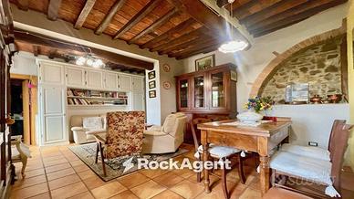Rustico / Casale di 395 m² con più di 5 locali a S