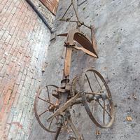 Aratro antico in ferro per ornamento del giardino