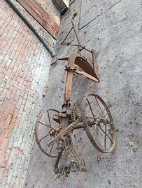 Aratro antico in ferro per ornamento del giardino