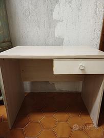 N.2 scrivanie per ragazzi/e con cassetto