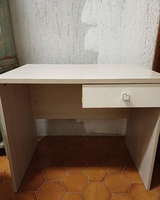 N.2 scrivanie per ragazzi/e con cassetto