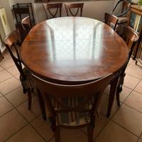 Tavolo in legno massello con sedie