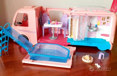 Barbie Camper dei Sogni per Bambole con Piscina, Bagno, Cucina e