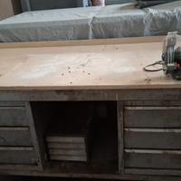 Tavolo da lavoro con mola elettrica e cassetti 