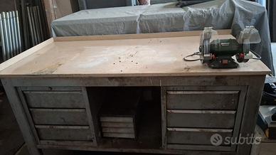 Tavolo da lavoro con mola elettrica e cassetti 