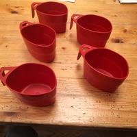 5 tazze in plastica impilabili 