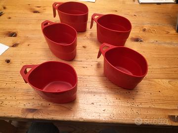 5 tazze in plastica impilabili 