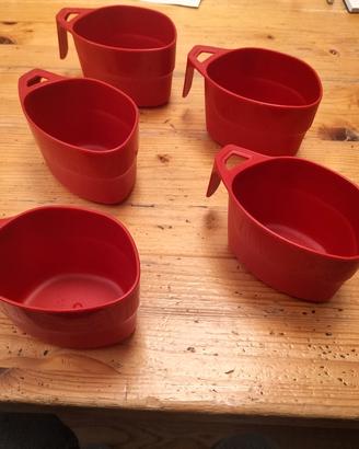 5 tazze in plastica impilabili